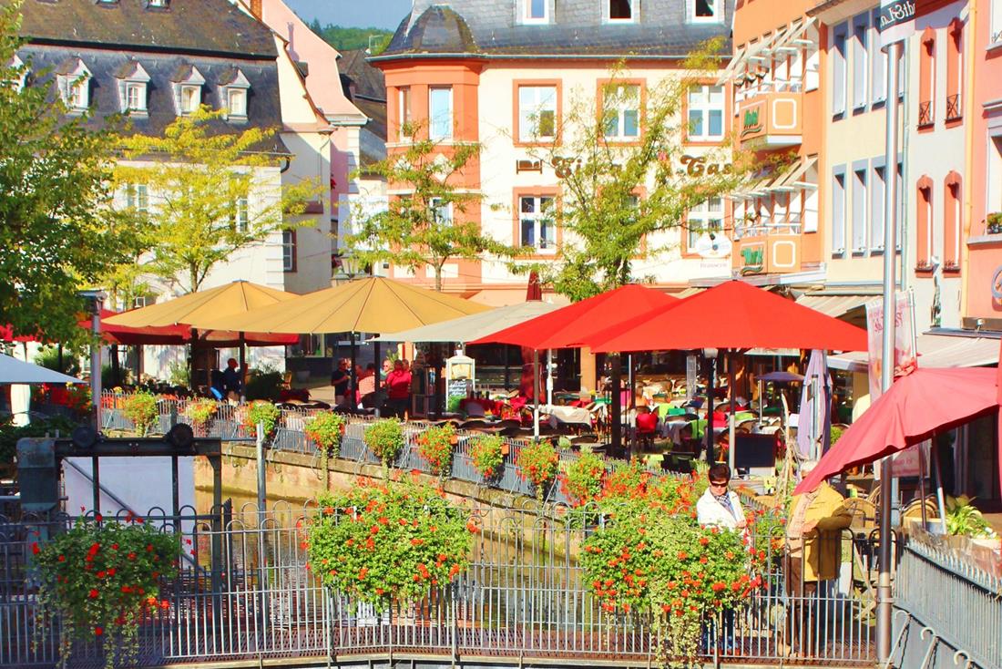 Sonnenterrasse, Im Sommer direkt an der Leuk schlemmen.